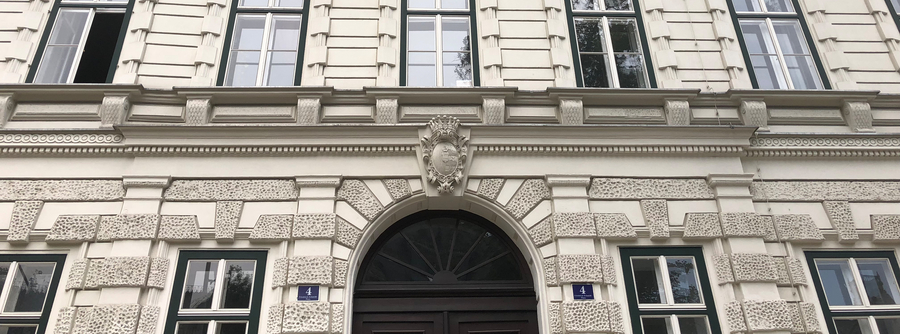 Eingangstüre mit Türnummer 4
